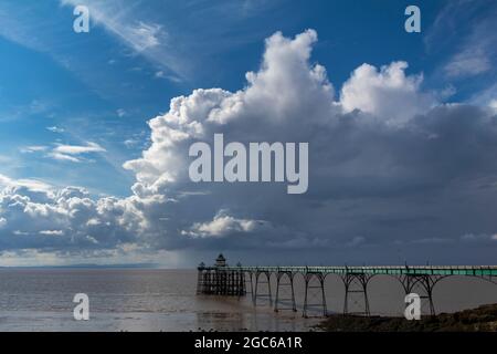 Clevedon Pier mit blauem Himmel und großen stürmischen Cumuluswolken über der walisischen Küste Stockfoto