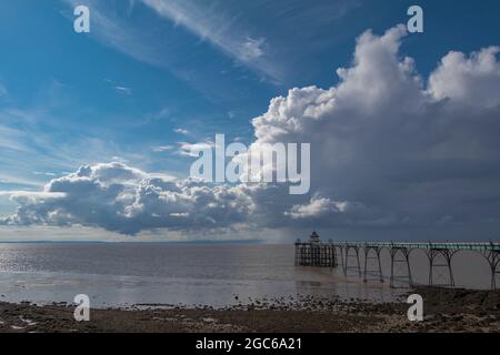 Clevedon Pier mit blauem Himmel und großen stürmischen Cumuluswolken über der walisischen Küste Stockfoto