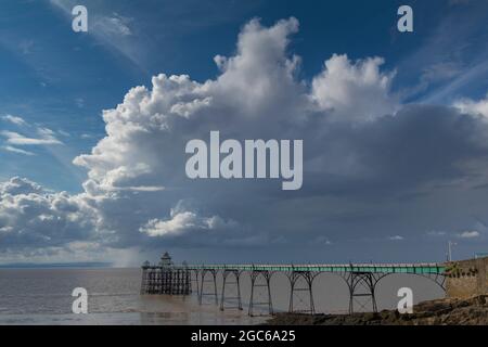 Clevedon Pier mit blauem Himmel und großen stürmischen Cumuluswolken über der walisischen Küste Stockfoto