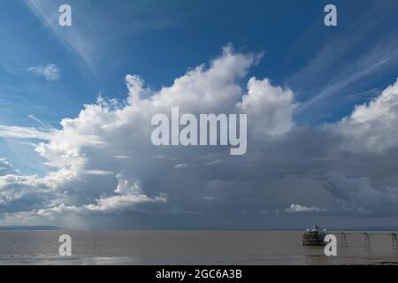 Clevedon Pier mit blauem Himmel und großen stürmischen Cumuluswolken über der walisischen Küste Stockfoto