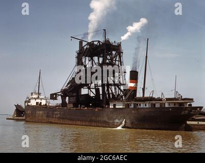 USA, Amerika in Farbe 1939, Verladung von Kohle auf Frachter, Pennsylvania Docks Stockfoto