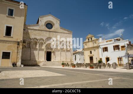 Der hauptplatz mit der alten Kathedrale Santa Maria della Purificazione in Termoli, Molise, Italien Stockfoto