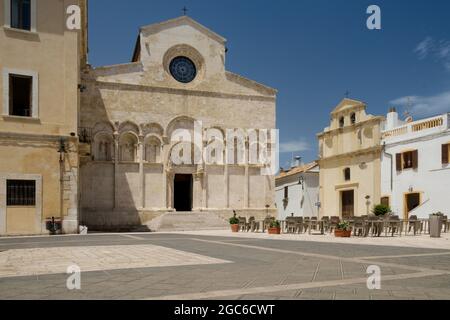 Die mittelalterliche katholische Kathedrale Santa Maria della Purificazione in der antiken Stadt Termoli, Molise, Italien Stockfoto