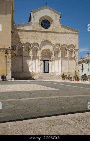 Die alte mittelalterliche Kathedrale Santa Maria della Purificazione am Hauptplatz von Termoli, Molise, Italien Stockfoto