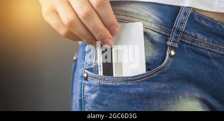 Banner Kreditkarte in Jeans Denim Tasche, Frau Hand mit Kreditkarte, Geld und Finanzen Währung Konzept Hintergrund Stockfoto