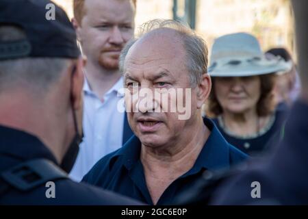 Moskau, Russland. 3. August 2021 Abgeordneter der Staatsduma, Valery Fedorovich Raschkin, Mitglied der Kommunistischen Partei Russlands, kommuniziert mit Polizisten während eines Treffens mit Wählern in Moskau, im Rahmen des Wahlkampfs zur Staatsduma der Russischen Föderation Stockfoto