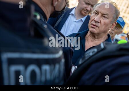 Moskau, Russland. 3. August 2021 Abgeordneter der Staatsduma, Valery Fedorovich Raschkin, Mitglied der Kommunistischen Partei Russlands, kommuniziert mit Polizisten während eines Treffens mit Wählern in Moskau, im Rahmen des Wahlkampfs zur Staatsduma der Russischen Föderation Stockfoto