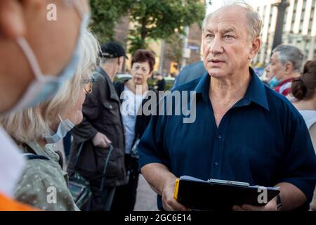 Moskau, Russland. 3. August 2021 der Abgeordnete der Staatsduma, Valery Raschkin, Mitglied der Kommunistischen Partei Russlands, kommuniziert mit den Wählern während eines Treffens in Moskau, im Rahmen des Wahlkampfes zur Staatsduma der Russischen Föderation Stockfoto