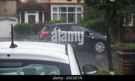 Wimbledon, London, Großbritannien. 7. August 2021. Am späten Morgen trifft es in London starken und anhaltenden Regen, wobei die Wettervorhersage für das schlechte Wetter etwas abweichender ist. Quelle: Malcolm Park/Alamy Live News Stockfoto