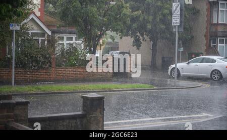 Wimbledon, London, Großbritannien. 7. August 2021. Am späten Morgen trifft es in London starken und anhaltenden Regen, wobei die Wettervorhersage für das schlechte Wetter etwas abweichender ist. Quelle: Malcolm Park/Alamy Live News Stockfoto