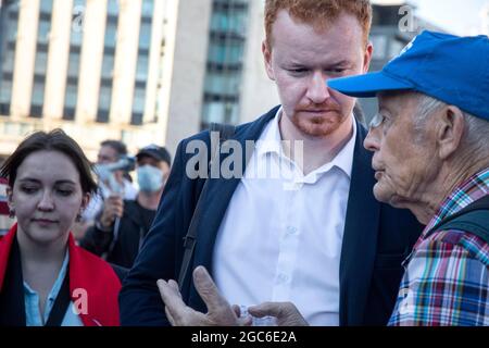 Moskau, Russland. 3. August 2021 Abgeordneter der Staatsduma Denis Parfenov, Mitglied der Kommunistischen Partei Russlands, kommuniziert mit den Wählern während eines Treffens in Moskau, im Rahmen des Wahlkampfes zur Staatsduma der Russischen Föderation Stockfoto