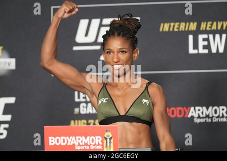 Houston, USA. August 2021. Houston, TX - 6. AUGUST: Angela Hill setzt auf die Skala für die offizielle Wiegung für UFC 265 - Lewis vs Gane - Pressekonferenz im Hyatt Regency am 6. August 2021 in Houston, TX, USA. Foto von Louis Grasse/PxImages/ABACAPRESS.COM Quelle: Abaca Press/Alamy Live News Stockfoto