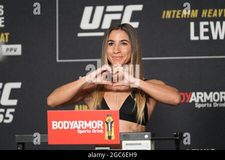 Houston, USA. August 2021. Houston, TX - 6. AUGUST: Tecia Torres setzt auf die Skala für die offizielle Wiegung für UFC 265 - Lewis vs Gane - Pressekonferenz im Hyatt Regency am 6. August 2021 in Houston, TX, USA. Foto von Louis Grasse/PxImages/ABACAPRESS.COM Quelle: Abaca Press/Alamy Live News Stockfoto