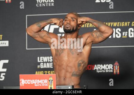 Houston, USA. August 2021. Houston, TX - 6. AUGUST: Bobby Green tritt auf die Skala für die offizielle Wiegung für UFC 265 - Lewis vs Gane - Pressekonferenz im Hyatt Regency am 6. August 2021 in Houston, TX, USA. Foto von Louis Grasse/PxImages/ABACAPRESS.COM Quelle: Abaca Press/Alamy Live News Stockfoto