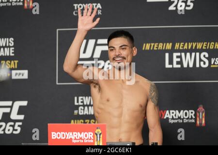 Houston, USA. August 2021. Houston, TX - 6. AUGUST: Drako Rodriguez setzt auf die Skala für die offiziellen Wägen für UFC 265 - Lewis vs Gane - Pressekonferenz im Hyatt Regency am 6. August 2021 in Houston, TX, USA. Foto von Louis Grasse/PxImages/ABACAPRESS.COM Quelle: Abaca Press/Alamy Live News Stockfoto