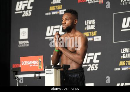 Houston, USA. August 2021. Houston, TX - 6. AUGUST: Manel Kape setzt auf die Skala für die offizielle Wiegung für UFC 265 - Lewis vs Gane - Pressekonferenz im Hyatt Regency am 6. August 2021 in Houston, TX, USA. Foto von Louis Grasse/PxImages/ABACAPRESS.COM Quelle: Abaca Press/Alamy Live News Stockfoto