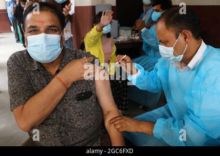 Kathmandu, NE, Nepal. August 2021. In Kathmandu, Nepal, 7. August 2021, werden Menschen mit ihrer zweiten Dosis des in China hergestellten Vero Cell Covid-19-Impfstoffs geimpft. (Bild: © Aryan Dhimal/ZUMA Press Wire) Stockfoto