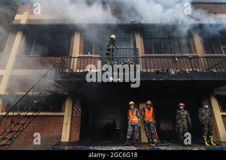 Kathmandu, NE, Nepal. August 2021. Feuerwehrleute der bewaffneten Polizei, der nepalesischen Armee und der nepalesischen Polizei zünden am 7. August 2021 in einer Keksfabrik in Kathmandu, Nepal, ein Feuer an. (Bild: © Aryan Dhimal/ZUMA Press Wire) Stockfoto