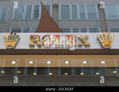 Rolex Logo in Gold mit Kronen auf einem Geschäft in Hamburg in Deutschland Stockfoto