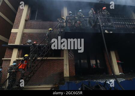 Kathmandu, NE, Nepal. August 2021. Feuerwehrleute der bewaffneten Polizei, der nepalesischen Armee und der nepalesischen Polizei zünden am 7. August 2021 in einer Keksfabrik in Kathmandu, Nepal, ein Feuer an. (Bild: © Aryan Dhimal/ZUMA Press Wire) Stockfoto