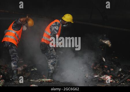 Kathmandu, NE, Nepal. August 2021. Feuerwehrleute der bewaffneten Polizei, der nepalesischen Armee und der nepalesischen Polizei zünden am 7. August 2021 in einer Keksfabrik in Kathmandu, Nepal, ein Feuer an. (Bild: © Aryan Dhimal/ZUMA Press Wire) Stockfoto