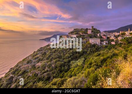 Bergdorf Nonza mit Blick auf das Mittelmeer auf Cap corse, Korsika, Frankreich Stockfoto