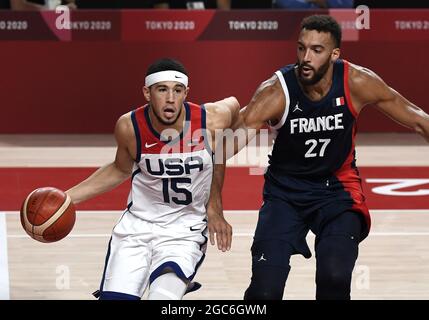 Tokio, Japan. August 2021. Der US-Amerikaner Devin Booker (15) fährt unter den Korb, während er vom französischen Rudy Gobert beim Basketball-Finale der Männer bei den Olympischen Spielen 2020 in Tokio, am Samstag, den 7. August 2021, verteidigt wird. Japan. Die USA besiegten Frankreich und gewannen die Goldmedaille, 87-82. Foto von Mike Theiler/UPI Credit: UPI/Alamy Live News Stockfoto