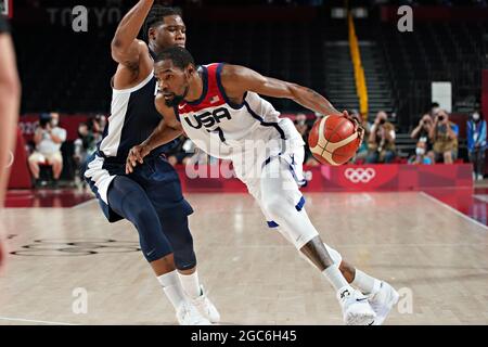 Tokio, Japan. August 2021. Der US-amerikanische Stürmer Kevin Durant #7 fährt während des Basketballfinals der Männer bei den Olympischen Spielen in Tokio, Japan, am Samstag, dem 7. August 2021, in den Korb. Die Vereinigten Staaten schlugen Frankreich 87-82, um das Gold zu gewinnen. Foto von Richard Ellis/UPI Credit: UPI/Alamy Live News Stockfoto