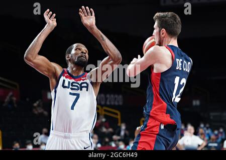 Tokio, Japan. August 2021. US-Stürmer Kevin Durant #7, blockiert den französischen Schütze Nando de Colo #12 während des Basketballfinals der Männer bei den Olympischen Spielen in Tokio, Japan, am Samstag, den 7. August 2021. Die Vereinigten Staaten schlugen Frankreich 87-82, um das Gold zu gewinnen. Foto von Richard Ellis/UPI Credit: UPI/Alamy Live News Stockfoto