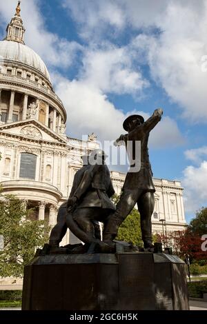 Das National Firefighters' Memorial, Bronzestatuen von heldenhaften Feuerwehrleuten, Sermon Lane, vor der St. Paul's Cathedral, London, England. Stockfoto