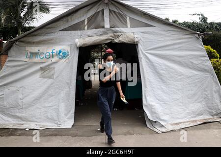 Kathmandu, NE, Nepal. August 2021. In Kathmandu, Nepal, 7. August 2021, werden Menschen mit ihrer zweiten Dosis des in China hergestellten Vero Cell Covid-19-Impfstoffs geimpft. (Bild: © Aryan Dhimal/ZUMA Press Wire) Stockfoto