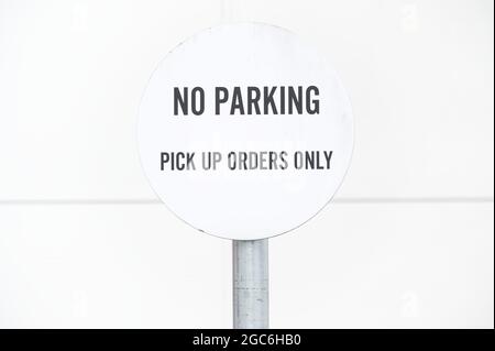 Keine Parkabholbestellungen, nur Schild am Fast-Food-Restaurant Stockfoto