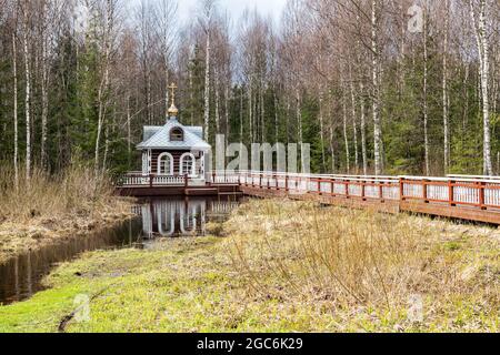 Kapelle über der Quelle der Wolga im sumpfigen Wald der Region Tver. Wolgowchowje, Russland Stockfoto