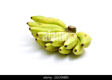 Bananen isoliert auf weißem Hintergrund. Bananen mit Blättern Beschneidungspfad. Professionelle Lebensmittelfotografie Stockfoto