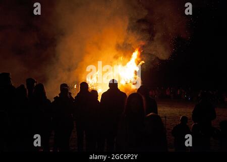 Das Publikum beobachtet ein großes Lagerfeuer, als Teil eines spektakulären Feuerwerks Stockfoto