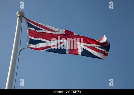 Union Jack oder Union Flag des Vereinigten Königreichs von Großbritannien, der im Wind fliegt Stockfoto