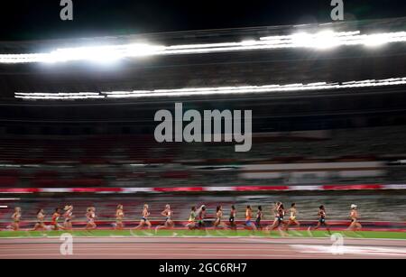 Läufer in Aktion beim 10.000-m-Finale der Frauen im Olympiastadion am 15. Tag der Olympischen Spiele in Tokio 2020 in Japan. Bilddatum: Samstag, 7. August 2021. Stockfoto