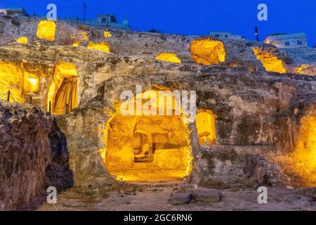 Außenansicht der 2000 Jahre alten Kizilkoyun-Felsengräber aus der Römerzeit in Sanliurfa, Türkei, am 27. Mai 2021. Stockfoto