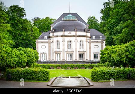 BAD OEYNHAUSEN, DEUTSCHLAND. 03. JUNI 2021. Kurpark Bad Oeynhausen. Wunderschöne Architektur im traditionellen Stil. Stockfoto