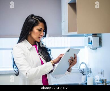 Ärztin mit medizinischen Dokumenten Stockfoto
