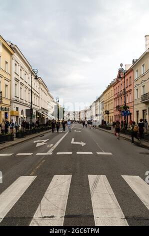 Warschau, Masovia, Polen - 3. Juli 2021: Blick auf die Stadtstraße. Stockfoto