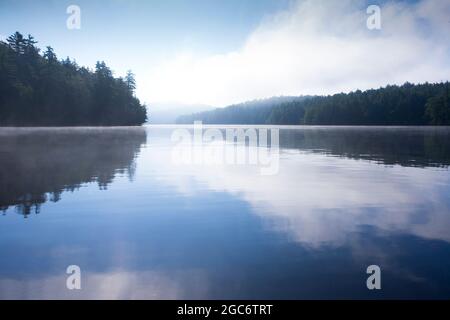 USA, New York State, Morgennebel am Upper Saranac Lake Stockfoto