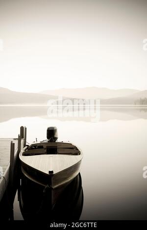 USA, New York, Nord-Elba, Holzboot dockt am Lake Placid Stockfoto