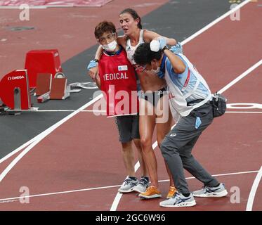 Tokio, Japan. August 2021. Die britische Jessica Judd verlässt die Strecke, unterstützt von medizinischem Personal, beim 10.000-m-Finale der Frauen im Olympiastadion während der Olympischen Sommerspiele 2020 in Tokio, Japan, am Samstag, dem 7. August 2021. Foto von Bob Strong/UPI Credit: UPI/Alamy Live News Stockfoto