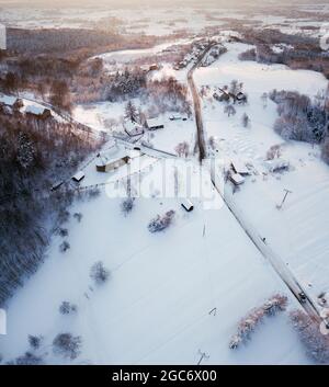 Polen, Subkarpathia, Odrzykon, Luftaufnahme des Dorfes im Winter Stockfoto
