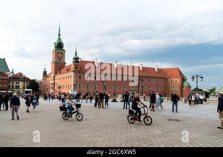 Warschau, Masovia, Polen - 3. Juli 2021: Gruppe von Menschen vor dem Gebäude des königlichen Schlosses. Stockfoto