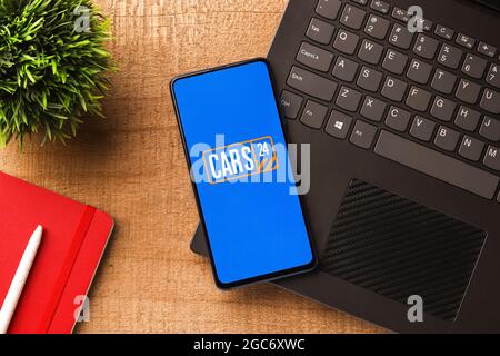 Assam, Indien - 6. August 2021 : CARS24-Logo auf dem Telefonbildschirm. Stockfoto