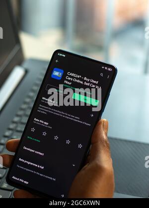 Assam, Indien - 6. August 2021 : CARS24-Logo auf dem Telefonbildschirm. Stockfoto