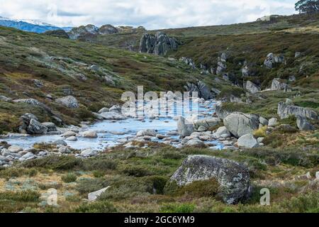 Australien, New South Wales, Bergsee mit Felsen am Charlotte Pass im Kosciuszko National Park Stockfoto