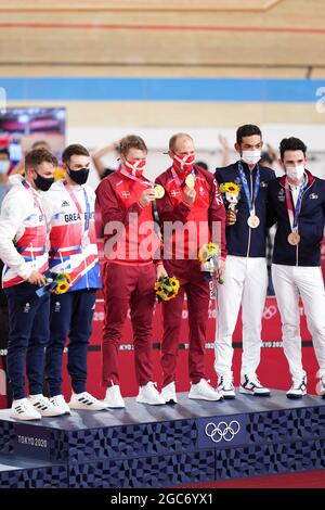 Die Silbermedaillengewinnerinnen Ethan Hayter und Matthew Walls vom Team Great Britain (GBR), die Goldmedaillengewinnerinnen Lasse Norman Hansen und Michael Morkov vom Team Denmark (DEN), Die Bronzemedaillengewinnerinnen Donavan Grondin und Benjamin Thomas vom Team France (FRA) standen am 7. August 2021 auf dem Podium während der Medaillenverleihung für das Rennen Track Cycling - Men's Madison während der Olympischen Spiele in Tokio 2020 im Izu Velodrome in Izu, Shizuoka, Japan. Quelle: Shutaro Mochizuki/AFLO SPORT/Alamy Live News Stockfoto